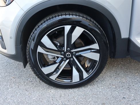 Used 2025 Volvo XC40 B5 Plus image 14
