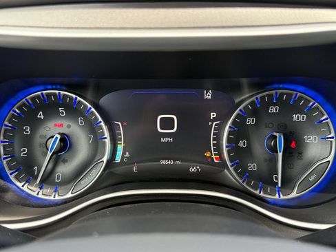 Used 2022 Chrysler Pacifica Touring-L FWD image 13