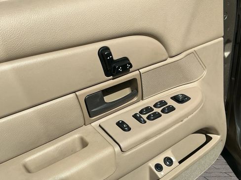 Used 2003 Ford Crown Victoria LX image 11