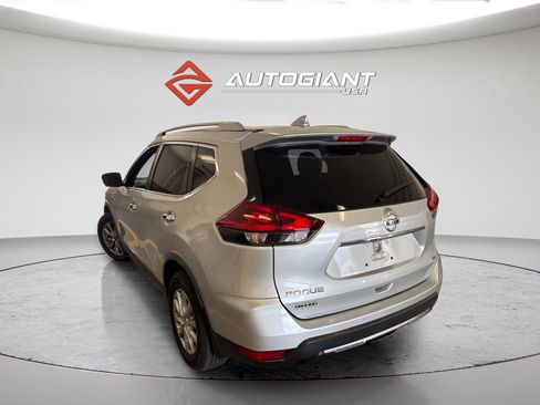 Used 2018 Nissan Rogue SV w/ Sun & Sound Touring Package FWD image 4