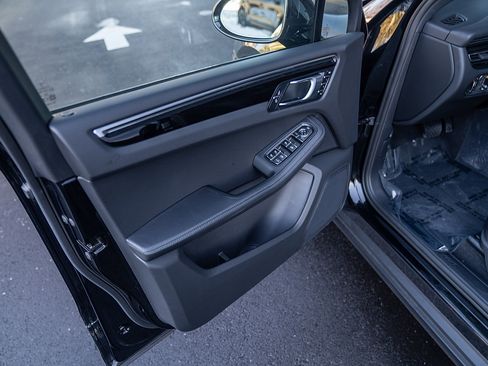 Certified 2025 Porsche Macan AWD/4WD image 16