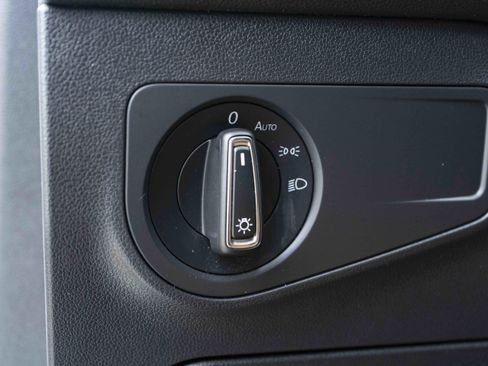 Used 2018 Volkswagen Tiguan SE image 38