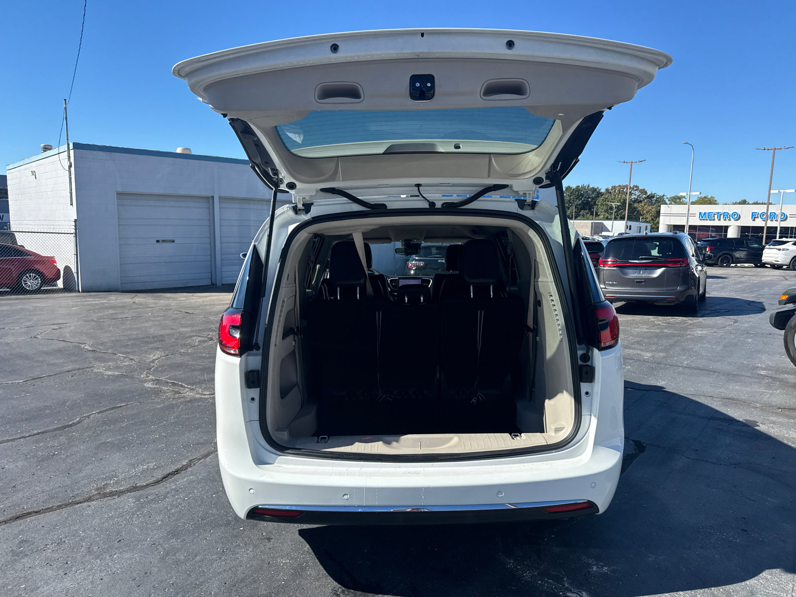 Used 2023 Chrysler Pacifica Touring-L FWD image 17
