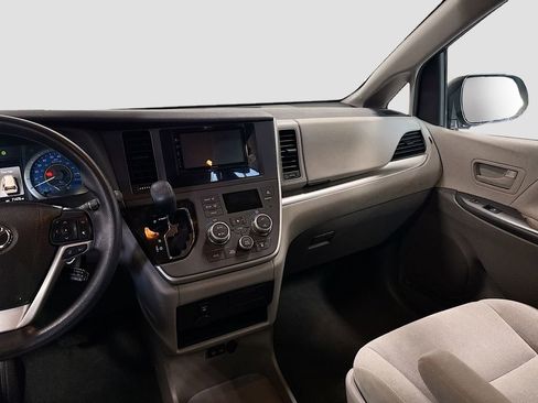 Used 2020 Toyota Sienna L image 20