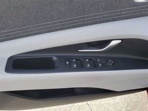 Used 2023 Hyundai Elantra Limited image 21