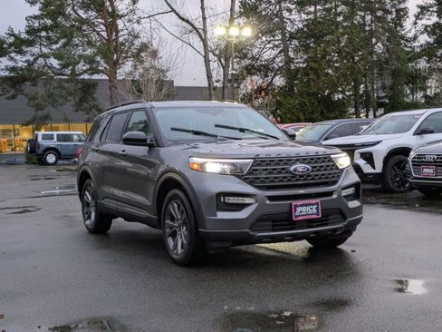 Certified 2022 Ford Explorer XLT w/ Equipment Group 202A image 3
