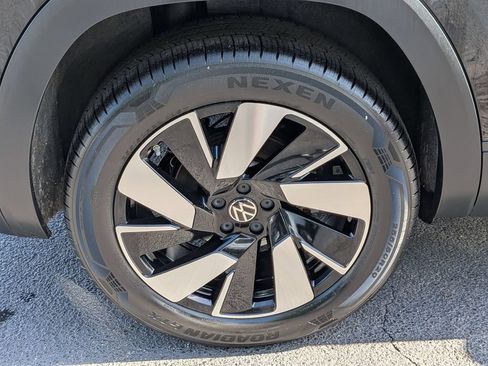 Used 2025 Volkswagen Atlas Cross Sport SE FWD image 33