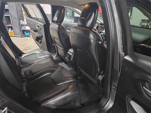 Used 2017 Jeep Cherokee Trailhawk w/ Comfort & Convenience Group image 11