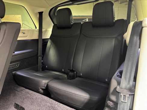 Used 2023 Land Rover Range Rover Long Wheelbase SE image 32