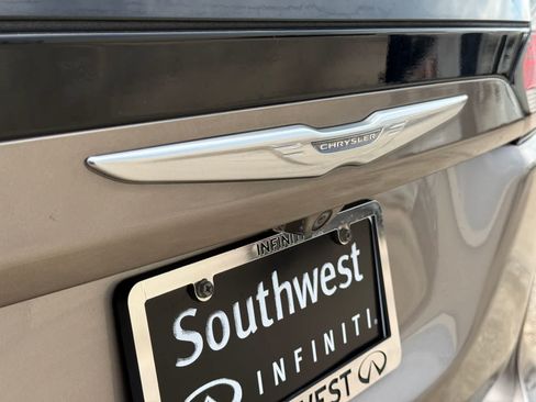 Used 2017 Chrysler Pacifica Touring-L FWD image 20