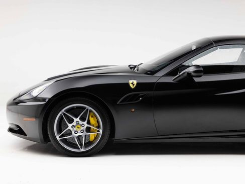Used 2010 Ferrari California RWD image 31