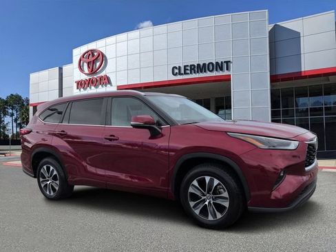 Used 2023 Toyota Highlander XLE FWD image 1