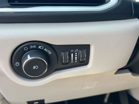 Used 2023 Chrysler Pacifica Touring-L image 17