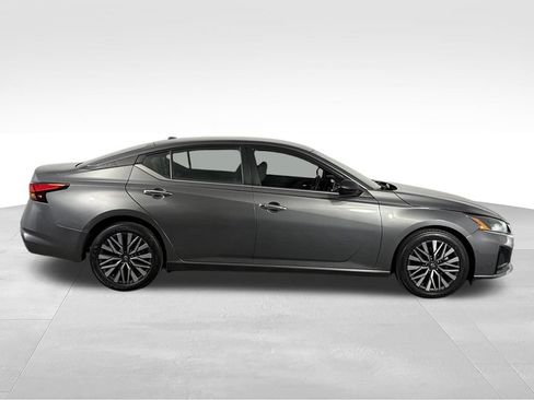 Used 2025 Nissan Altima 2.5 SV FWD image 6