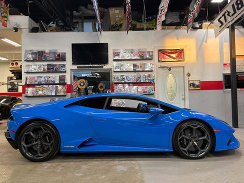 Used 2020 Lamborghini Huracan EVO image 4