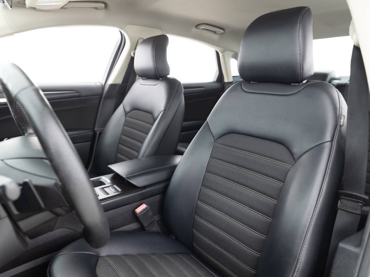 Used 2018 Ford Fusion SE w/ Equipment Group 201A FWD image 22