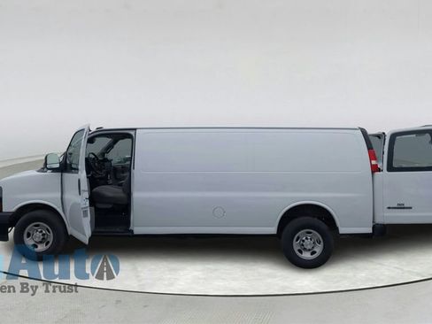 Used 2019 Chevrolet Express 3500 Extended w/ Driver Convenience Package RWD image 13