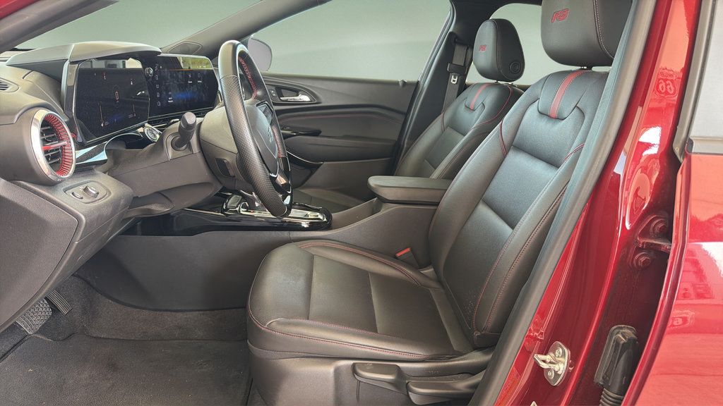 Used 2025 Chevrolet Trax RS w/ Sunroof Package FWD image 17