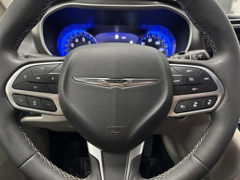 Certified 2023 Chrysler Pacifica Touring-L image 15