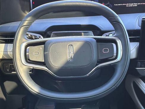 Used 2025 Lincoln Nautilus Reserve image 16