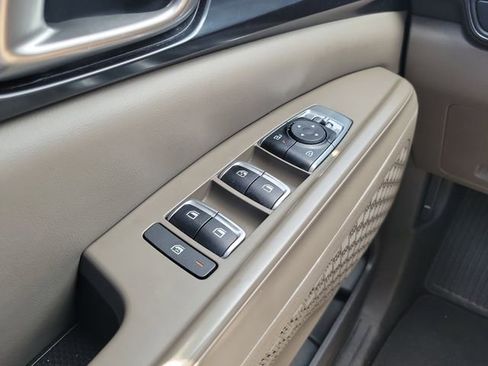 Used 2025 Kia Carnival FWD image 29
