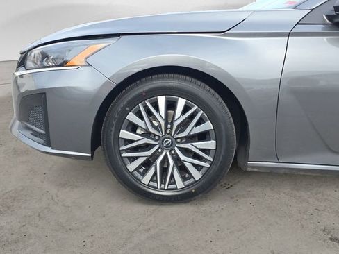 Used 2024 Nissan Altima 2.5 SV FWD image 14