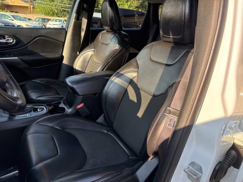 Used 2019 Jeep Cherokee Latitude Plus image 11