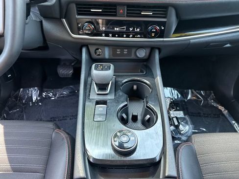 Used 2025 Nissan Rogue SV AWD/4WD image 23