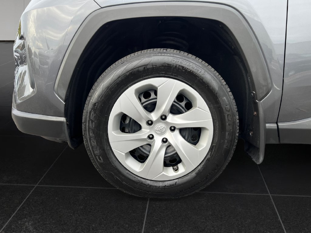 Used 2022 Toyota RAV4 LE AWD/4WD image 9