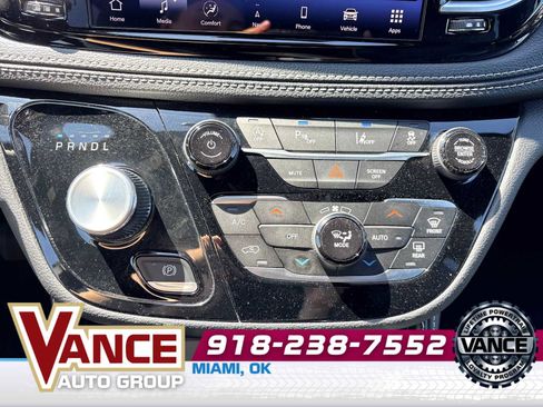 Used 2025 Chrysler Pacifica Limited FWD image 29