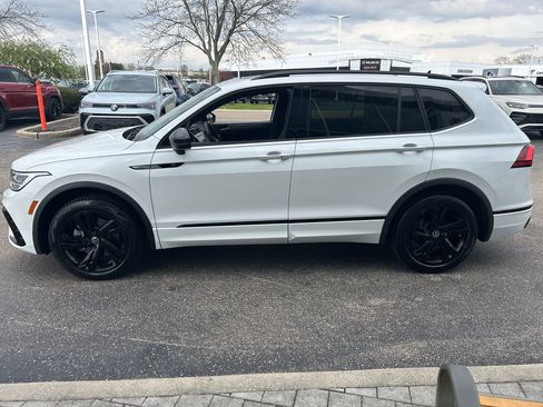 Certified 2024 Volkswagen Tiguan SE R-Line image 4
