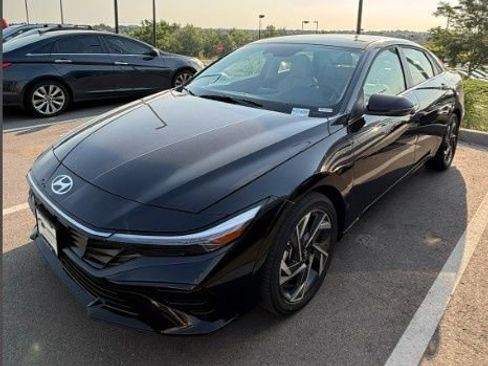 Certified 2025 Hyundai Elantra Limited FWD image 1