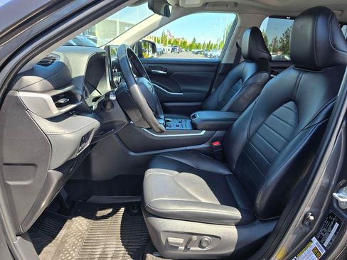 Used 2023 Toyota Highlander XLE AWD/4WD image 13