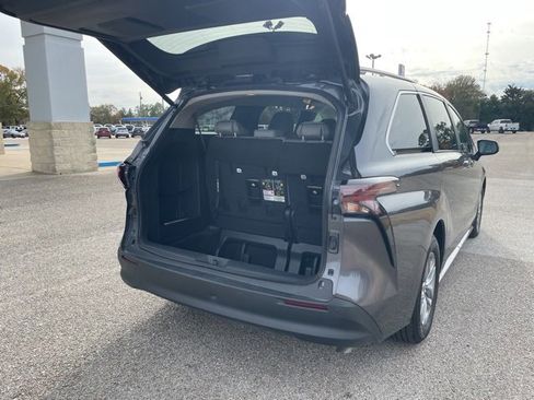 Used 2025 Toyota Sienna XLE image 29