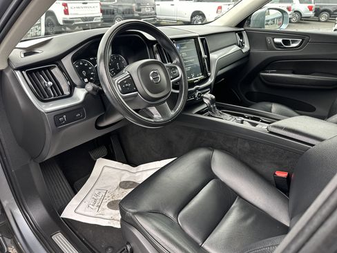 Used 2018 Volvo XC60 T5 Momentum w/ Vision Package image 9