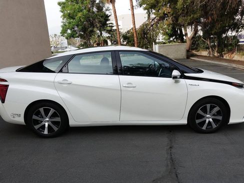 Used 2017 Toyota Mirai FWD image 18