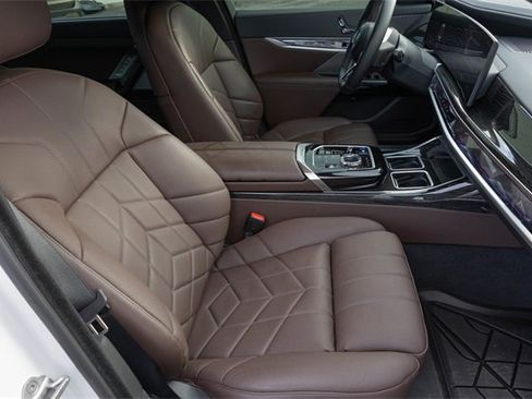 Used 2024 BMW i7 xDrive60 image 21