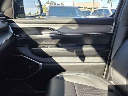 Certified 2025 Jeep Wagoneer Series II w/ 8-Passenger Seating Package image 14