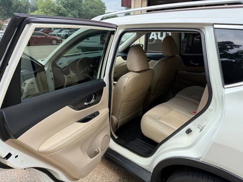 Used 2018 Nissan Rogue SV w/ Premium Package FWD image 11