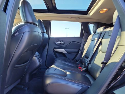 Used 2018 Jeep Cherokee Limited image 12