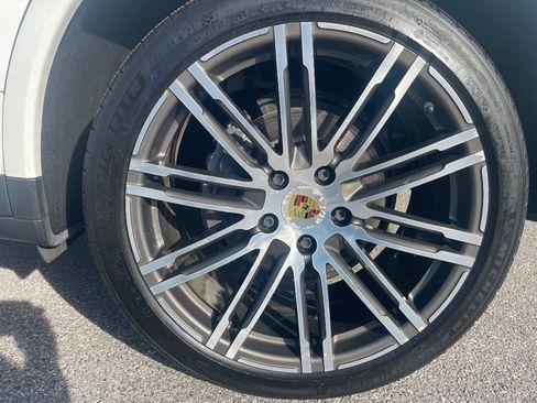 Used 2018 Porsche Cayenne Platinum Edition image 22