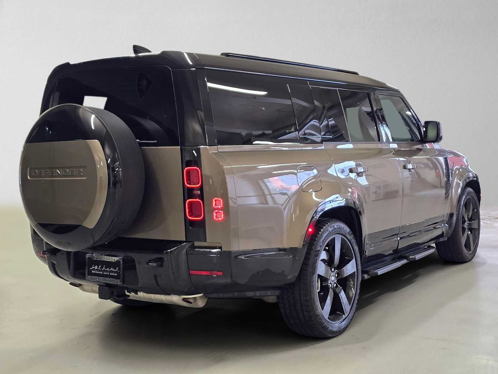 Used 2025 Land Rover Defender 130 X-Dynamic SE AWD/4WD image 5