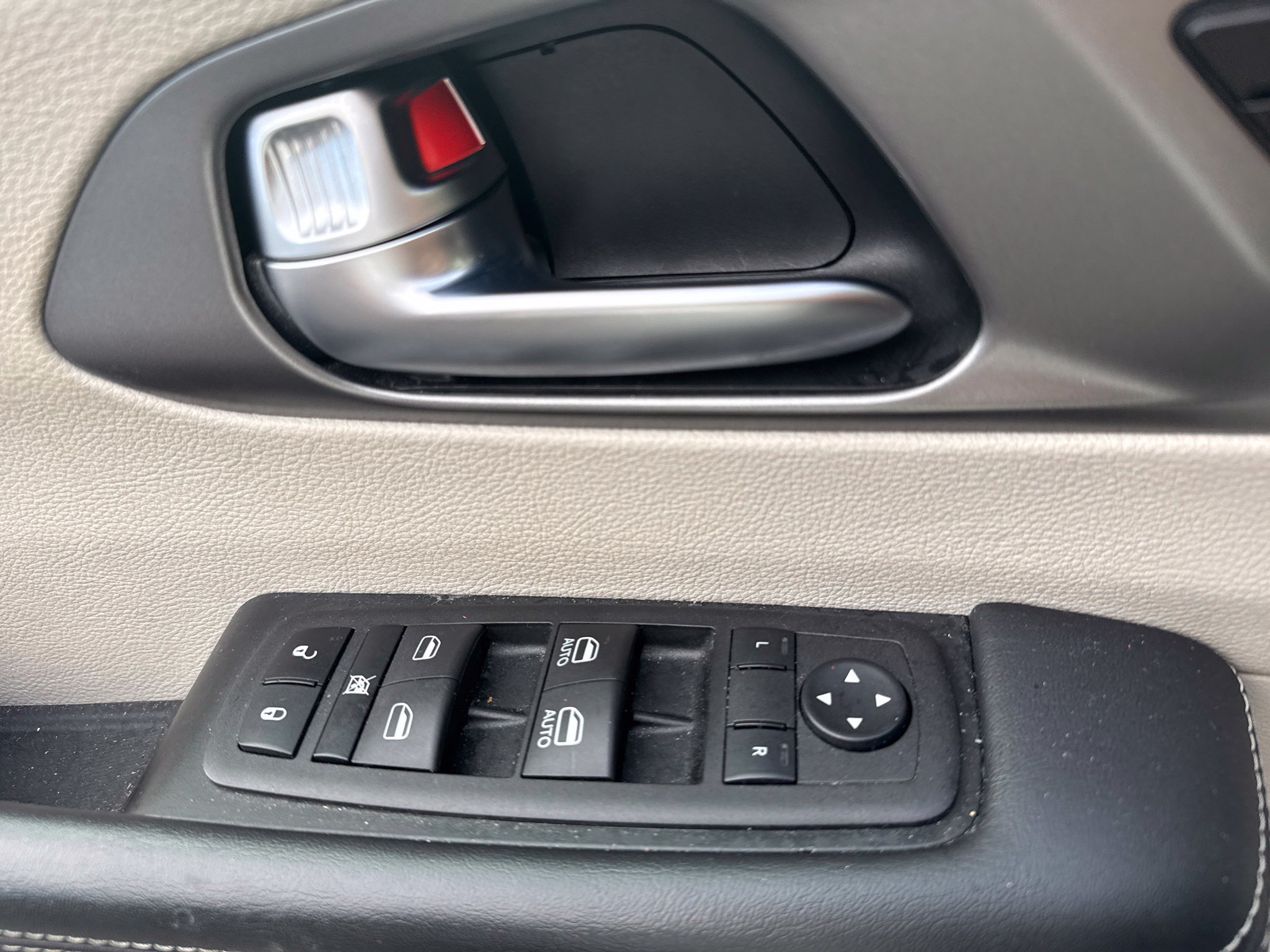 Used 2023 Chrysler Pacifica Touring-L FWD image 25
