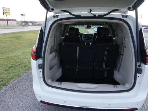 Used 2023 Chrysler Pacifica Touring-L FWD image 20