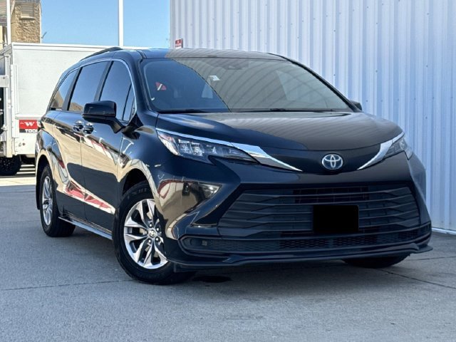Used 2025 Toyota Sienna LE FWD image 2