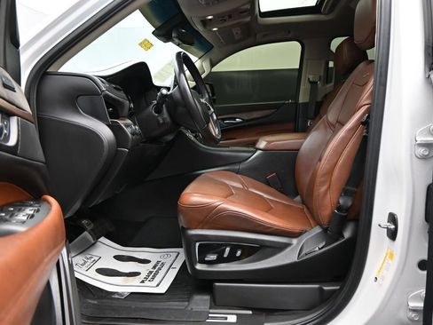Used 2018 Cadillac Escalade Luxury AWD/4WD image 10