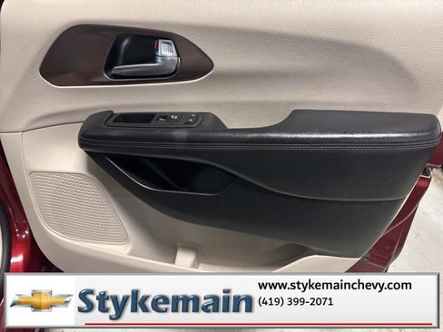 Used 2019 Chrysler Pacifica Touring-L image 19