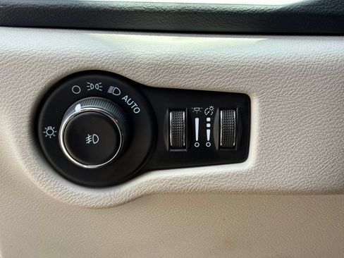 Used 2023 Chrysler Pacifica Touring-L FWD image 20