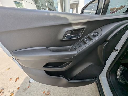 Used 2017 Chevrolet Trax LT w/ LT Convenience Package image 32