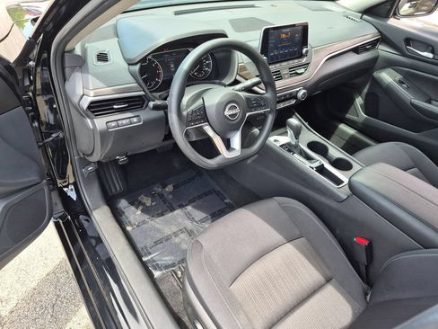 Used 2025 Nissan Altima 2.5 SV FWD image 11